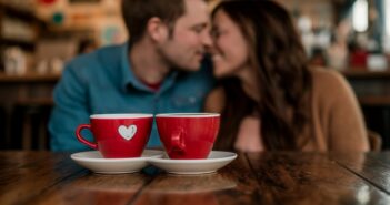 Vertrauenswürdige Partnersuche auf Dating Cafe. (Foto: AdobeStock Curioso.Photography _808221233)