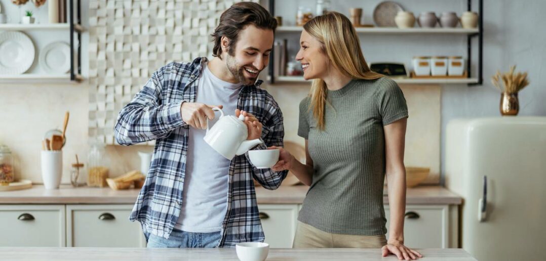 Fragen für Paare: Tiefe Gespräche bei einer Tasse Tee (Foto: AdobeStock - 505197985 Prostock-studio)